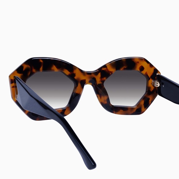 Valley OPERA Sunglasses - black/tort, gold hardware & black gradient lenses - Picture 7 of 16